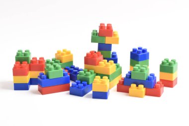 Plastik yapı blokları beyaz arkaplanda izole edildi