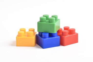 Plastik yapı blokları beyaz arkaplanda izole edildi