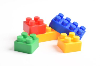 Plastik yapı blokları beyaz arkaplanda izole edildi