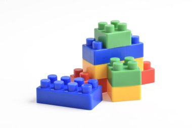 Beyaz arka planda izole edilmiş renkli plastik oyuncak blokları. İnşa Blokları