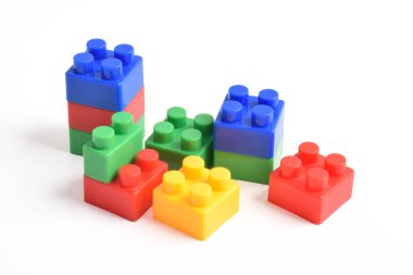 Beyaz arka planda izole edilmiş renkli plastik oyuncak blokları. İnşa Blokları