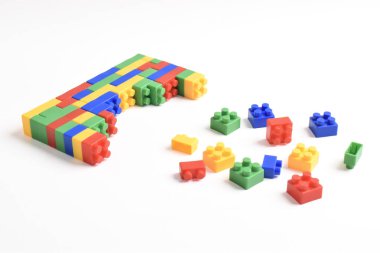 Plastik yapı blokları beyaz arkaplanda izole edildi