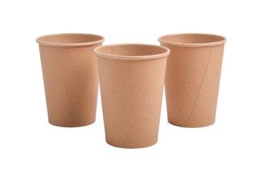 Üç karton kahve fincanı kesme yolu ile beyaz arka planda izole