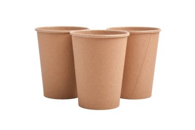 Üç karton kahve fincanı kesme yolu ile beyaz arka planda izole