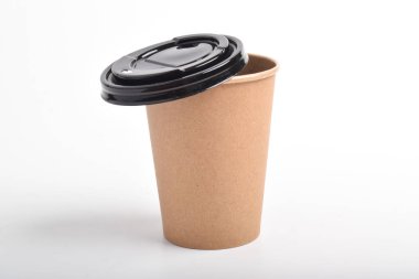 Beyaz arka planda izole edilmiş kağıt bardak kahve. Paket kahve kupası için boş Kraft