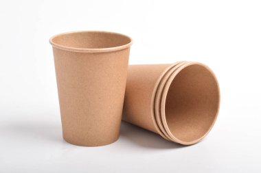 Beyaz arka planda izole edilmiş kağıt bardak. Paket Paket için Boş Kraft Kupası