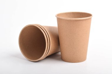 Beyaz arka planda izole edilmiş kağıt bardak. Paket Paket için Boş Kraft Kupası