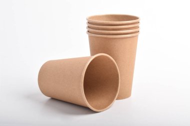 Beyaz arka planda izole edilmiş kağıt bardak. Paket Paket için Boş Kraft Kupası