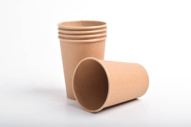 Beyaz arka planda izole edilmiş kağıt bardak. Paket Paket için Boş Kraft Kupası
