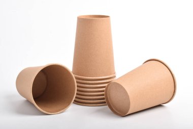 Beyaz arka planda izole edilmiş bir kağıt bardak yığını. Kartondan kahve fincanı.