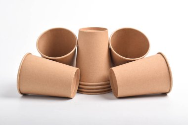 Beyaz arka planda izole edilmiş bir kağıt bardak yığını. Kartondan kahve fincanı.