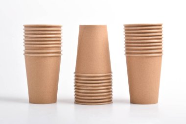 Beyaz arka planda izole edilmiş bir yığın tek kullanımlık kahve fincanı. Kağıt bardak, paket kâğıt kahve fincanı.