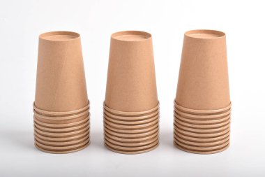 Beyaz arka planda izole edilmiş bir yığın tek kullanımlık kahve fincanı. Kağıt bardak, paket kâğıt kahve fincanı.