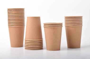 Beyaz arka planda izole edilmiş bir yığın tek kullanımlık kahve fincanı. Kağıt bardak, paket kâğıt kahve fincanı.