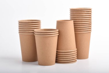 Beyaz arka planda izole edilmiş bir yığın tek kullanımlık kahve fincanı. Kağıt bardak, paket kâğıt kahve fincanı.