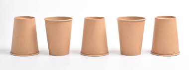 Beyaz arka planda izole edilmiş kağıt bardak. Paket Paket için Boş Kraft Kupası