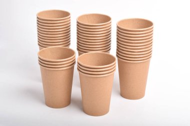 Beyaz arka planda izole edilmiş bir yığın tek kullanımlık kahve fincanı. Kağıt bardak, paket kâğıt kahve fincanı.