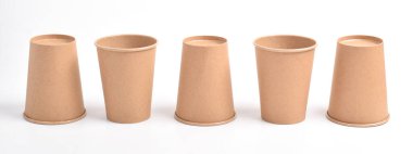 Beyaz arka planda izole edilmiş kağıt bardak. Paket Paket için Boş Kraft Kupası