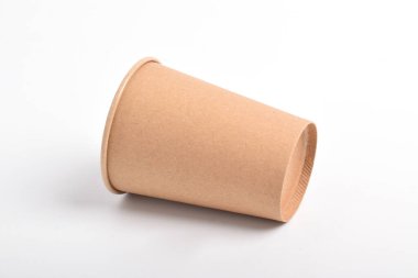 Karton kahve fincanı kesme yolu ile beyaz arka planda izole