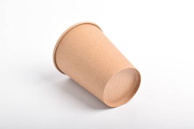 Karton kahve fincanı kesme yolu ile beyaz arka planda izole