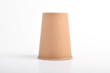 Karton kahve fincanı kesme yolu ile beyaz arka planda izole