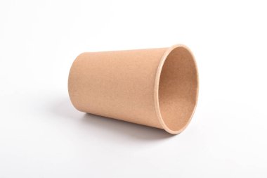 Karton kahve fincanı kesme yolu ile beyaz arka planda izole