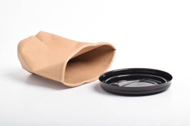 Kırılmış kahverengi kahve fincanı beyaz arka planda izole edilmiş.