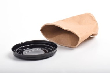 Kırılmış kahverengi kahve fincanı beyaz arka planda izole edilmiş.