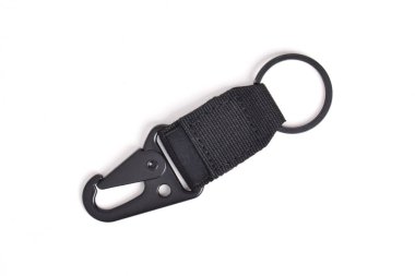 Karabina kancalı siyah taktik anahtarlık ve beyaz arka planda naylon kayış..