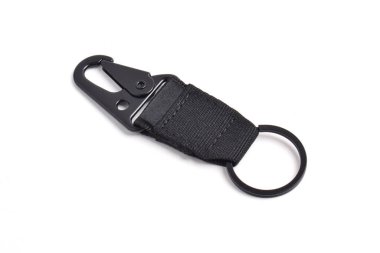 Karabina kancalı siyah taktik anahtarlık ve beyaz arka planda naylon kayış..