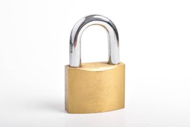 Kilitli altın asma kilit beyaz arkaplanda izole edildi