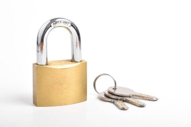 Çelik asma kilit ve anahtarlar beyaz arkaplanda izole edildi