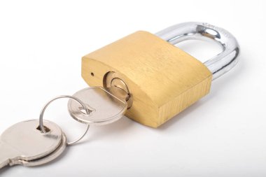 Çelik asma kilit ve anahtarlar beyaz arkaplanda izole edildi