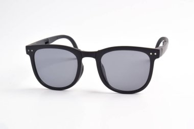 siyah güneş gözlüğü beyaz arkaplanda izole