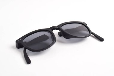 Siyah Katlanabilir Güneş gözlüğü beyaz arkaplanda izole