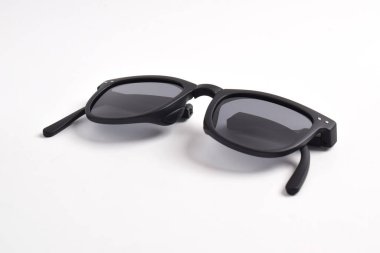 Siyah Katlanabilir Güneş gözlüğü beyaz arkaplanda izole