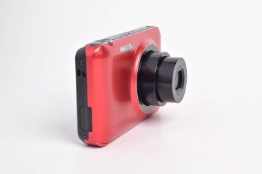 Kırmızı Dijital Kamera beyaz arkaplanda izole edildi. Sıkıştırılmış dijital kamera