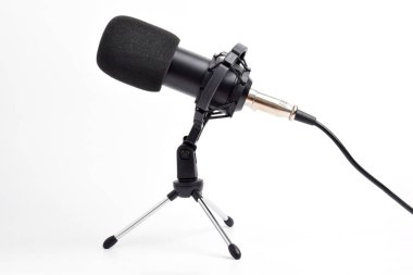 Stüdyo yoğunlaştırıcı mikrofonu beyaz arkaplanda izole edildi.