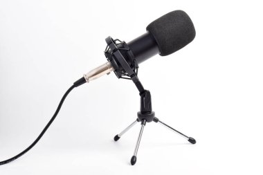 Stüdyo yoğunlaştırıcı mikrofonu beyaz arkaplanda izole edildi.