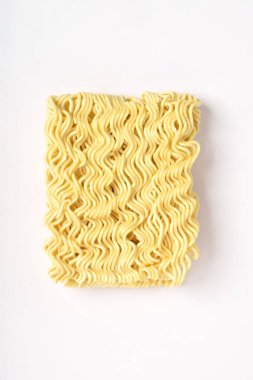 Beyaz arka plan üzerinde izole ham anlık erişte.