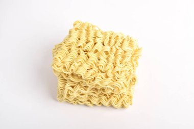 Beyaz arka plan üzerinde izole ham anlık erişte.