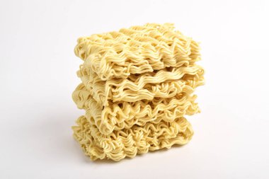 Beyaz arka plan üzerinde izole ham anlık erişte.