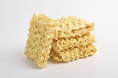 Beyaz arka plan üzerinde izole ham anlık erişte.