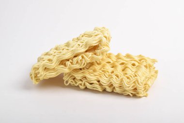 Beyaz arka plan üzerinde izole ham anlık erişte.