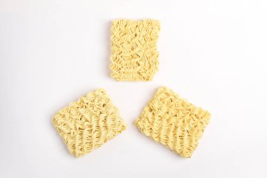 Beyaz arka planda çiğ erişte izole edilmiş. Düz deri, Üst Manzara