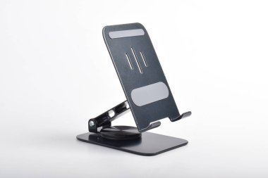 Metal alaşımlı ayarlanabilir telefon tutacağı. Masaüstü telefon standı beyaz arkaplanda izole edildi.