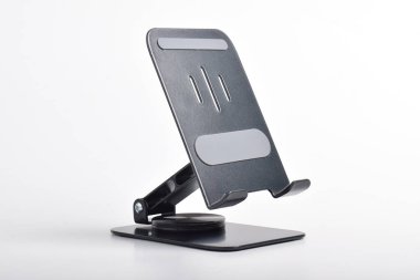 Metal alaşımlı ayarlanabilir telefon tutacağı. Masaüstü telefon standı beyaz arkaplanda izole edildi.