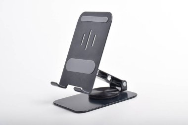 Metal alaşımlı ayarlanabilir telefon tutacağı. Masaüstü telefon standı beyaz arkaplanda izole edildi.