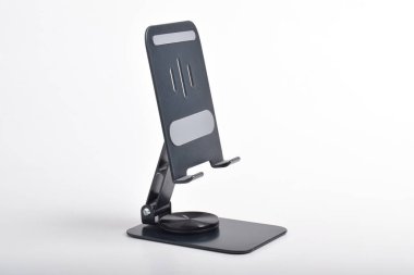 Metal alaşımlı ayarlanabilir telefon tutacağı. Masaüstü telefon standı beyaz arkaplanda izole edildi.
