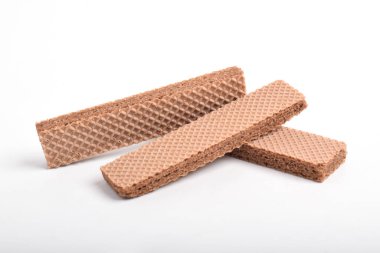 Beyaz arkaplanda izole çikolatalı gofretler